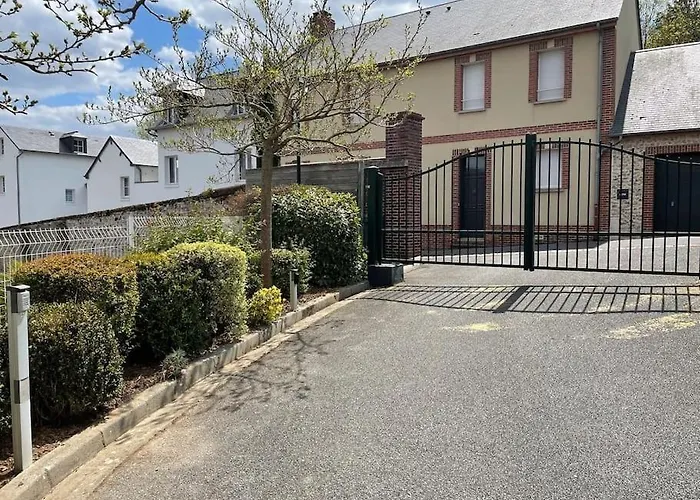 Beautiful Ground Floor 2 Bedroom Apartment *